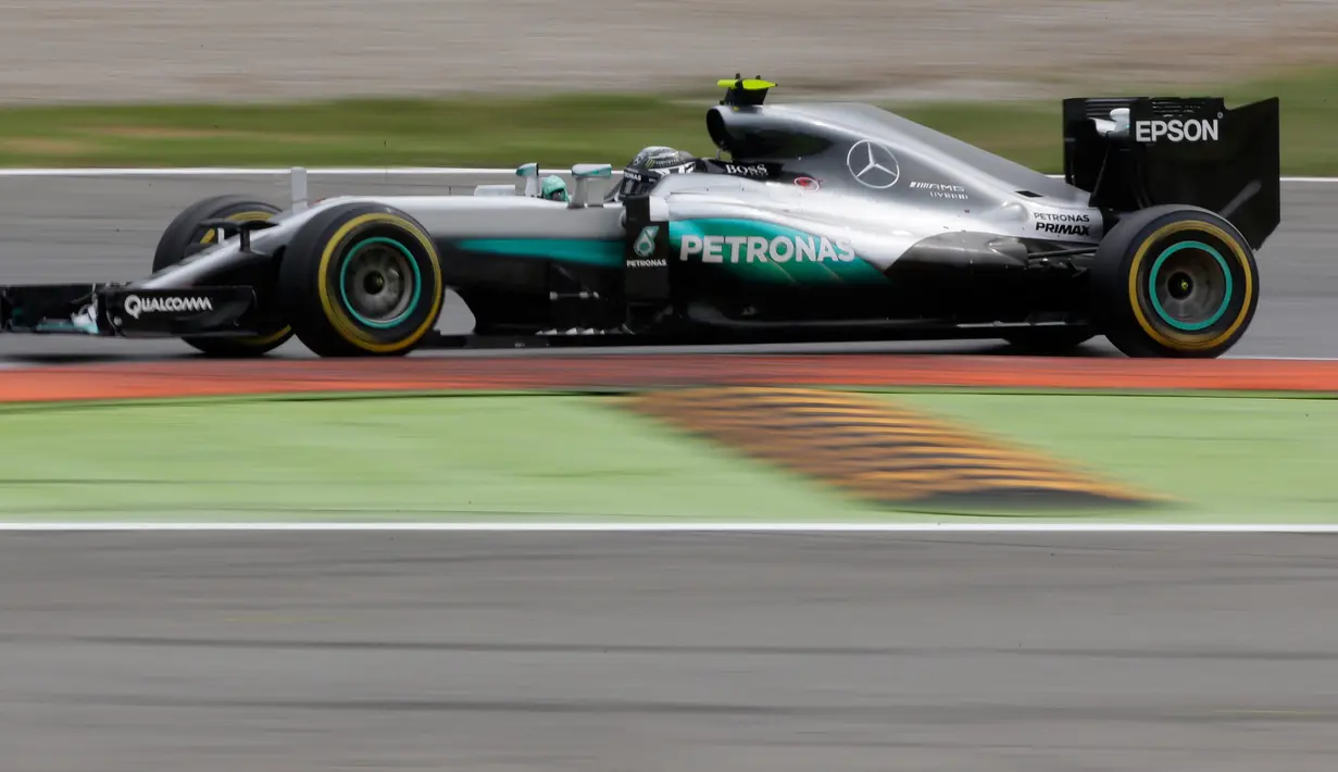 Pembalap Mercedes Nico Rosberg melintas di garis finish usai memenangkan F1 Grand Prix Italia, di Monza, Italia Minggu (04/9). Persaingan Rosberg dan Hamilton semakin ketat di tujuh balapan tersisa. (Reuters/Max Rossi)