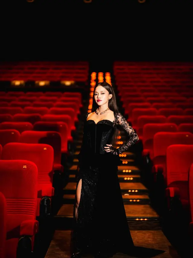 Pangling! Ummi Quary Tampil Glow Up Bak Barbie di Premiere Film Pamali