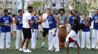 Daniel Sturridge dan Danny Welbeck belajar Capoeira (Daily Mail)