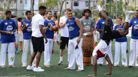 Tiba di Brasil, Sturridge-Welbeck Belajar Capoeira