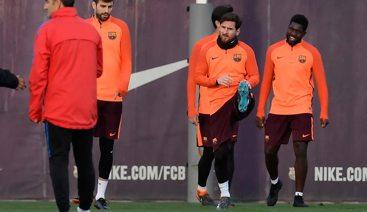 Penyerang Barcelona, Lionel Messi bersama rekan-rekannya saat mengikuti latihan jelang menghadapi Chelsea pada leg kedua babak 16 besar Liga Champions di Joan Gamper Sports Center, Spanyol (13/3). (AFP Photo/Lluis Gene)