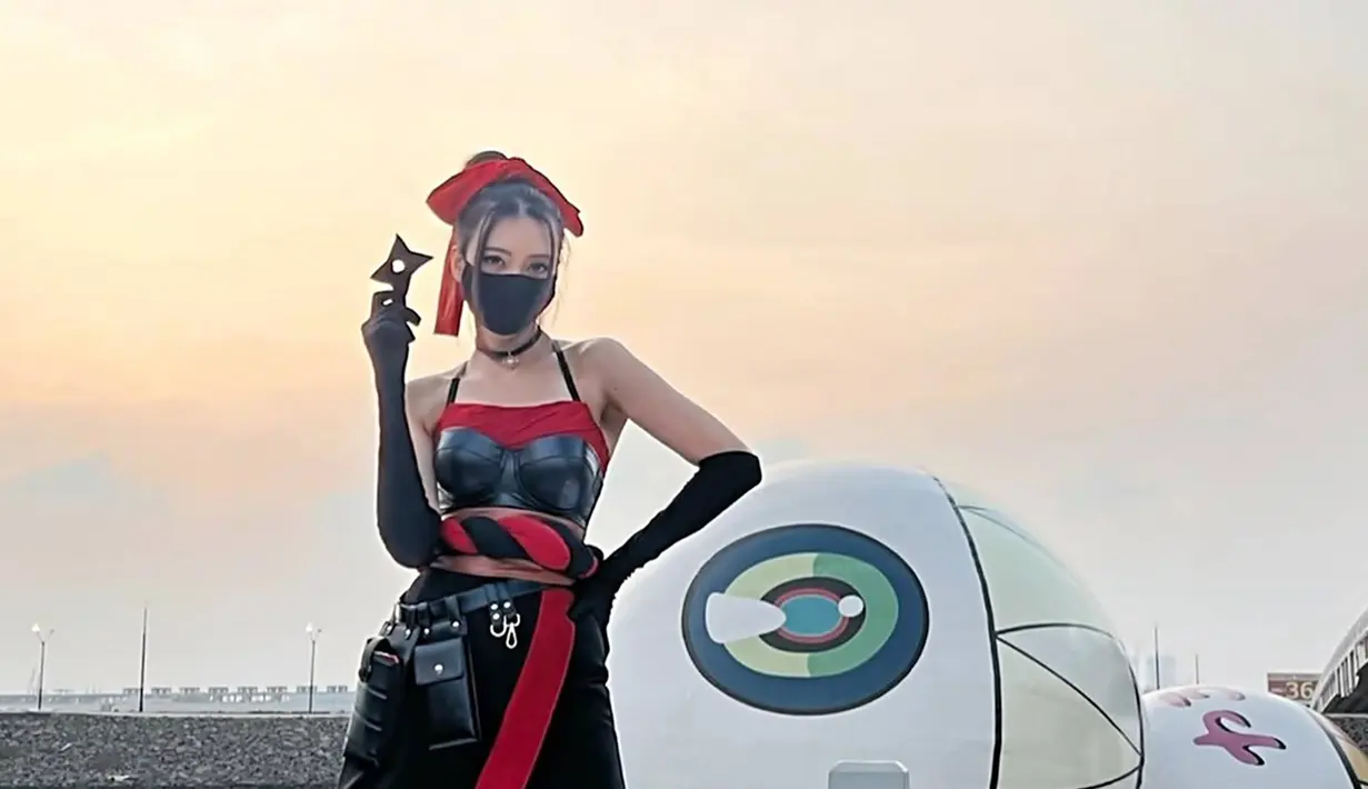 Ini dia penampilannya sebagai karakter Hanabi yang baru-baru ini mencuri perhatian. Meski persiapannya terbatas dengan baju seadanya, ia pun bisa mengkreasikan berbagai outfit yang ia punya menjadi sebuah karakter Hanabi. Apalagi cukup banyak para penggemar game mobile yang menyukai karakter wanita satu ini. (Liputan6.com/IG/@tamaradai)