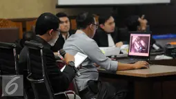 Tim ahli digital forensik Mabes Polri membacakan rekaman CCTV saat sidang lanjutan kasus kopi maut di PN Jakarta Pusat, Rabu (10/8). Agenda sidang ke 11 kali ini mendengarkan dan membedah rekaman CCTV. (Liputan6.com/Helmi Afandi)