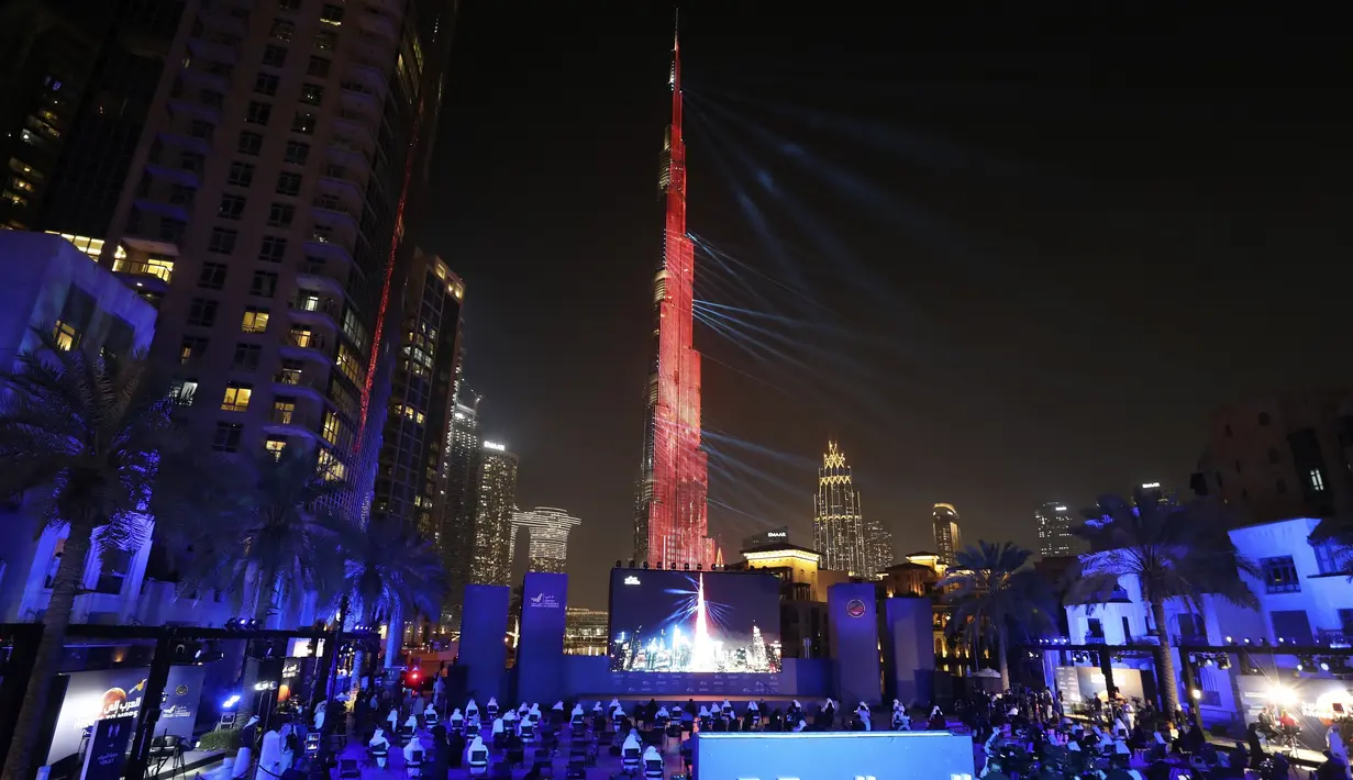 Menara tertinggi di dunia, Burj Khalifa diterangi dengan pertunjukan laser untuk merayakan wahana tak berawaknya memasuki orbIt Planet Mars, di Dubai, Selasa (9/2/2021). Suksesnya misi Hope ke orbit Mars itu menjadikan UEA negara Arab pertama yang mencapai planet tersebut. (AP Photo/Kamran Jebreili)
