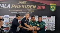 Kubu Arema FC dan Persebaya saat memegang trofi Piala Presiden 2019. (Bola.com/Muhammad Adyaksa)