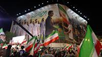 Orang-orang berkumpul untuk menghadiri upacara perpisahan Timnas Iran menjelang keberangkatan mereka ke Piala Dunia 2026, di Teheran pada 13 Mei 2026. Presiden Federasi Sepak Bola Iran mengatakan pada akhir 9 Mei bahwa jika Iran mundur dari Piala Dunia, itu akan menghilangkan "aset diplomatik utama" negara tersebut. FIFA telah bersikeras selama berminggu-minggu bahwa Iran akan berpartisipasi. Iran, yang akan bermarkas di Tucson, Arizona, selama Piala Dunia, menghadapi Selandia Baru, Belgia, dan Mesir di Grup G. Iran akan memulai kampanye Piala Dunia mereka melawan Selandia Baru di Los Angeles pada 15 Juni. (ATTA KENARE/AFP)