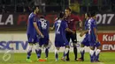 Kapten tim Persib, Atep (tengah) melakukan protes kepemimpinan wasit Musthofa Umarella saat laga melawan Mitra Kukar FC di babak 8 besar Piala Presiden 2017 di Stadion Manahan Solo, Sabtu (25/2). Persib unggul 3-2. (Liputan6.com/Helmi Fithriansyah)
