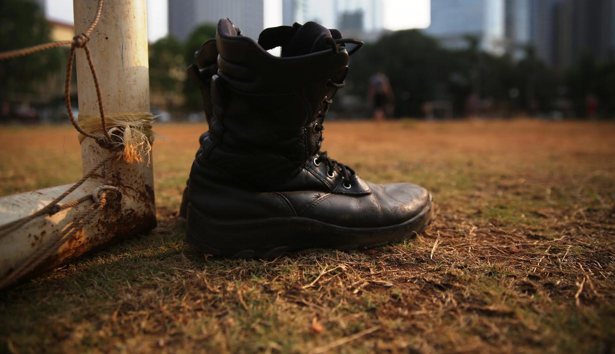 Polisi dari kesatuan Sabhara merenggangkan otot dengan bermain bola di Kawasan Polda Metro, Jakarta, Selasa (13/10/2015). Pihak Kepolisian dan TNI bersiap siaga menjelang laga Final Piala Presiden 2015. (Bola.com/Nicklas Hanoatubun).