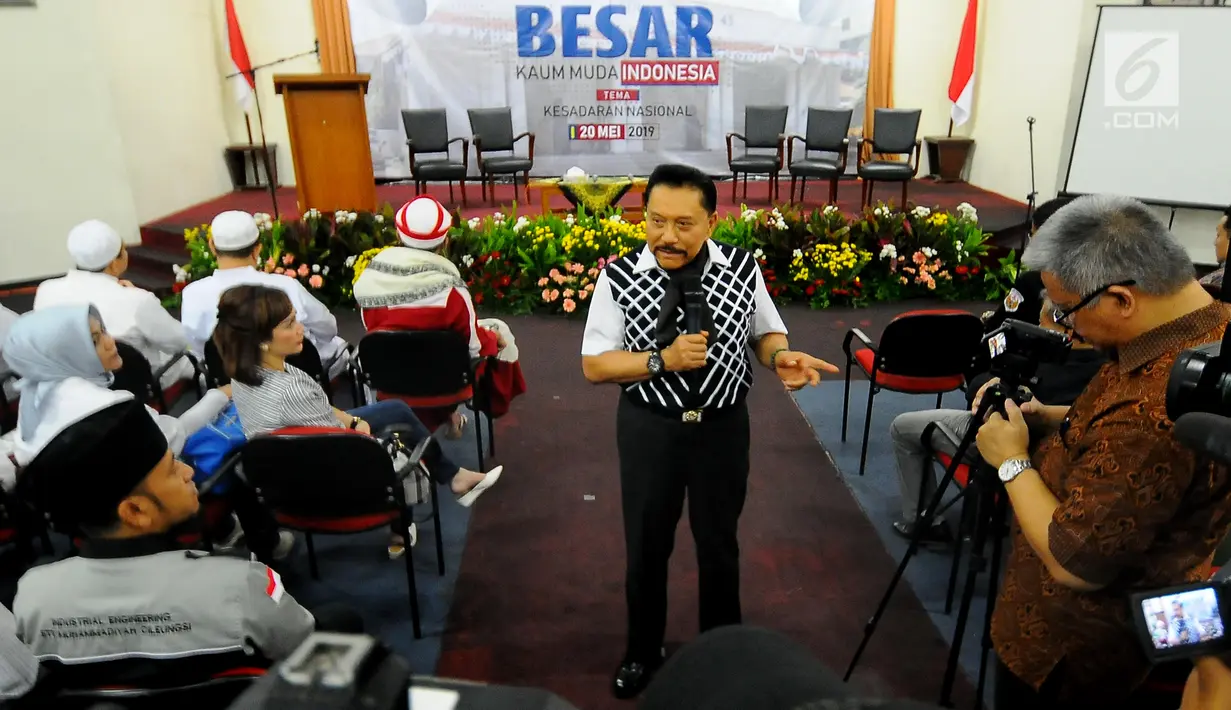 Mantan Kepala BIN AM Hendropriyono memberi pidato kebangsaan dalam acara Musyawarah Kaum Muda Indonesia di Gedung Joang 45, Menteng, Jakarta Pusat, Minggu (19/5/2019). Hendropriyono mengaku mengetahui identitas massa yang akan turun ke jalan pada 22 Mei 2019 mendatang. (Liputan6.com/Angga Yuniar)