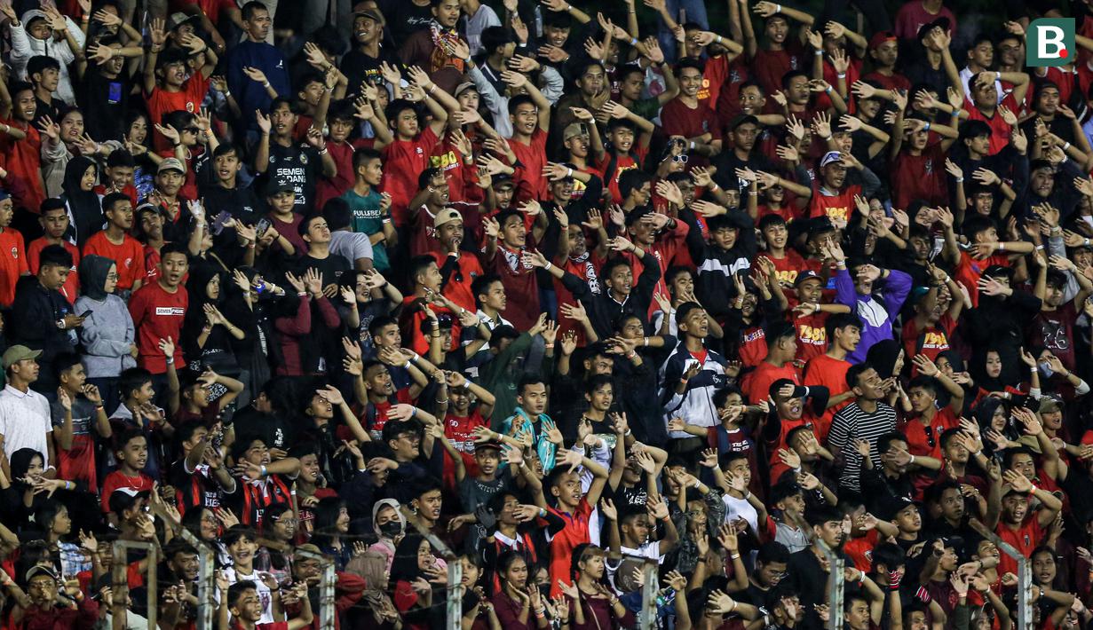 Para pendukung Semen Padang memberikan dukungan kepada timnya saat melawan PSBS Biak pada laga leg kedua final Pegadaian Liga 2 2023/2024 di Stadion GOR Haji Agus Salim, Padang, Sabtu (9/3/2024). (Bola.com/Bagaskara Lazuardi)