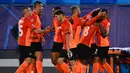 Pemain Shaktar Donetsk merayakan gol yang dicetak ke gawang Real Madrid pada laga Liga Champions 2020/2021 di Estadio Alfredo Di Stefano, Rabu (21/10/2020) malam WIB. Real Madrid kalah 2-3 oleh Shaktar Donetsk. (AFP/Gabriel Bouys)