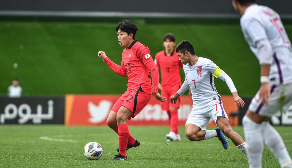 Pemain Korea Selatan U-20, Moon Seung-min (kiri) menguasai bola dibayangi pemain China U-20, Aifeierding Aisikaer pada laga perempatfinal Piala Asia U-20 2023 di JAR Stadium, Tashkent, Uzbekistan, Minggu (12/3/2023). (AFC/Hasan Pirmuhamedov)