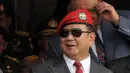 Bintang 3 tersemat di baret merah yang digunakan mantan Danjen Kopassus Prabowo Subianto saat hadir dalam upacara Sertijab Danjen Kopassus di Mako Kopassus, Jakarta, Jumat (24/10/2014). (Liputan6.com/Helmi Fithriansyah)