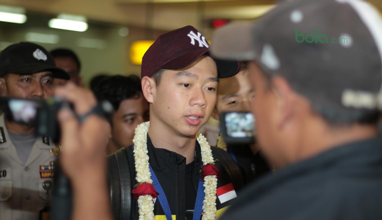 Kevin Sanjaya saat memberikan keterangan kepada awak media di Bandara Soekarno-Hatta, Cengkareng, (20/3/2018). Kevin/Marcus mampu mempertahankan gelar  Ganda Putra All England 2018. (Bola.com/Nick Hanoatubun)