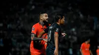 Kapten Borneo FC, Diego Michiels saat mengawal Adam Alis dalam leg pertama Piala Presiden 2022. (Iwan Setiawan/Bola.com)
