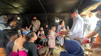 Presiden Jokowi membagikan makanan kepada korban gempa Cianjur, Jawa Barat. (Biro Pers, Media, dan Informasi Sekretariat Presiden)