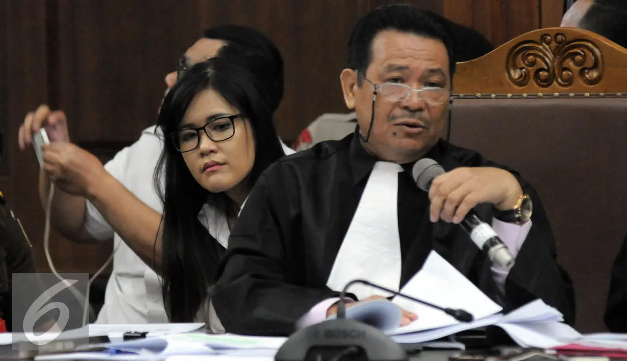 <p>Jessica Kumala Wongso dan pengacaranya saat persidangan ke 25 di PN Jakpus, Senin (26/9). Penampilan Jessica sedikit berbeda dengan mengenakan kacamata. (Liputan6.com/Helmi Afandi)</p>