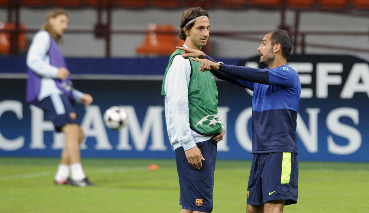 Hubungan Zlatan Ibrahimovic dan Pep Guardiola sempat retak saat membela Barcelona. Ketika Guardiola ingin membangun sistem barunya di sekitar Lionel Messi, Ibrahimovic kemudian hanya menjadi pilihan kedua. Ibrahimovic bermain di Barcelona selama semusim dan mencetak 16 gol di liga. (AFP/Damien Meyer)