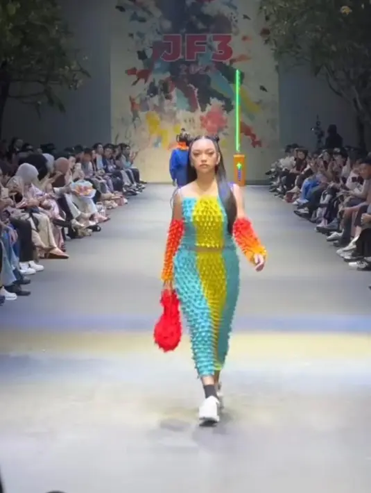 Penampilannya dilengkapi dengan sandal wedges berwarna putih. Di balik sandalnya, terlihat pergelangan kaki kanan Naura yang masih dibalut kain perban berwarna hitam.