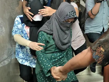 Pembantu rumah tangga (PRT) anggota DPR dari F-PPP Fanny Safriyansyah alias Ivan Haz keluar dari ruang sidang panel MKD di Jakarta, Senin (7/4). Mereka diperiksa sebagai saksi kasus penganiayaan yang diduga dilakukan Ivan Haz. (Liputan6.com/Johan Tallo)