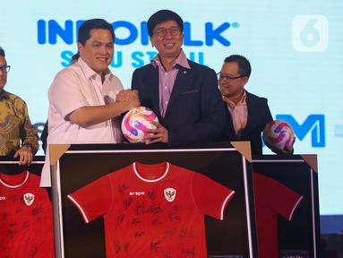 Direktur Utama PT Surya Citra Media (SCM) Tbk, Sutanto Hartono bersama dengan Ketua Umum Perserikatan Sepak Bola Seluruh Indonesia (PSSI), Erick Thohir saat PSSI Partner Summit 2024 di Jakarta, Senin (16/12/2023). (Liputan6.com/Angga Yuniar)