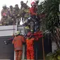 Petugas mengevakuasi korban kebakaran di Gedung Cyber 1, Jakarta, Kamis (2/12/2021). Sampai saat ini, penyebab kebakaran masih belum diketahui. (Liputan6.com/Herman Zakharia)