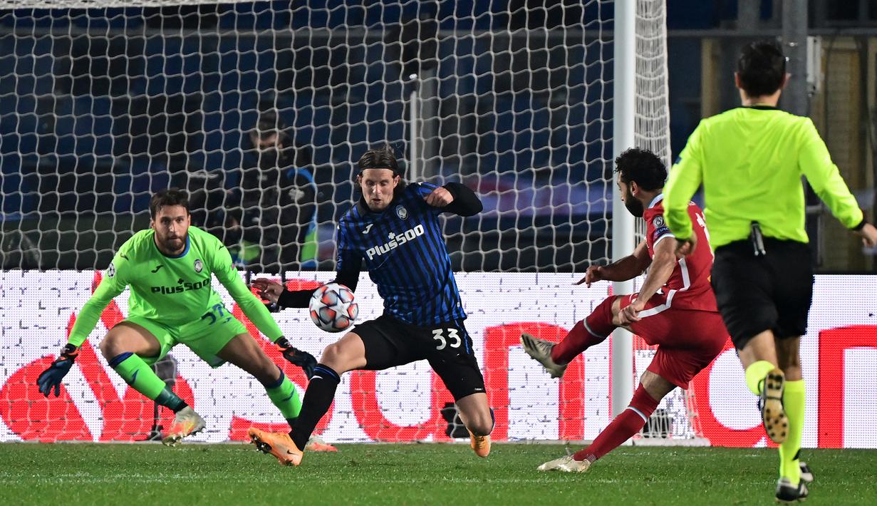 Gelandang Liverpool, Mohamed Salah, berusaha mencetak gol ke gawang Atalanta pada laga lanjutan Liga Champions 2020/2021 di Gewiss Stadium, Rabu (4/11/2020) dini hari WIB. Liverpool menang 5-0 atas Atalanta. (AFP/Miguel Medina)
