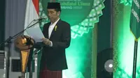 Presiden Jokowi memberikan sambutan dalam pembukaan Muktamar ke-33 NU di Jombang, Jawa Timur, Sabtu (1/8/2015). (muktamarnu.com/anam/MNU)