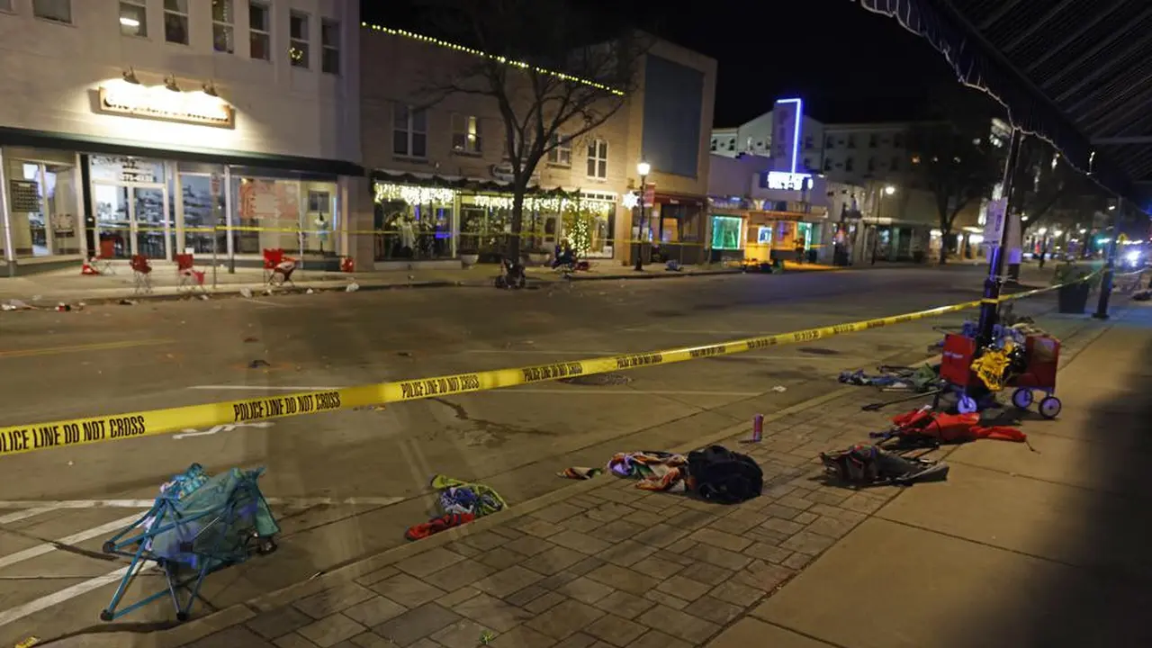 TKP lokasi penabrakan kerumunan di Wisconsin, 21 November 2021.