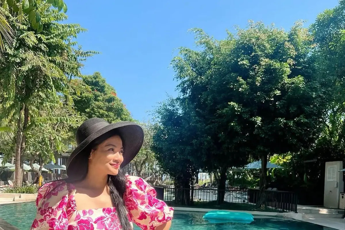 Pilihan Outfit Santai yang Tetap Elegan dan Ageless ala Titi Kamal (Instagram/@titi_kamall)