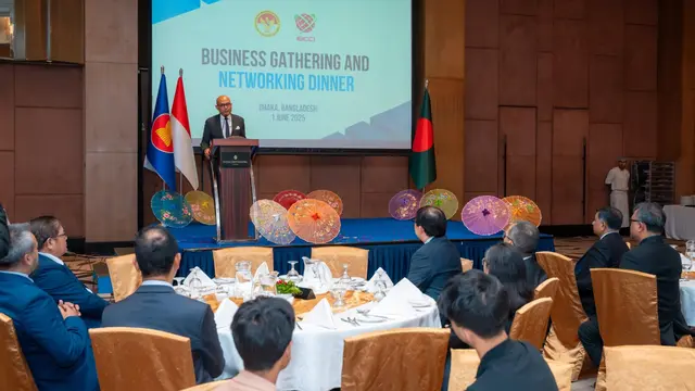 Wakil Menteri Luar Negeri Republik Indonesia, Arrmanatha Christiawan Nasir menghadiri kegiatan Indonesia-Bangladesh Business Gathering and Networking Dinner pada 1 Juni 2025 di Dhaka, Bangladesh. (Dok. Kemlu RI)