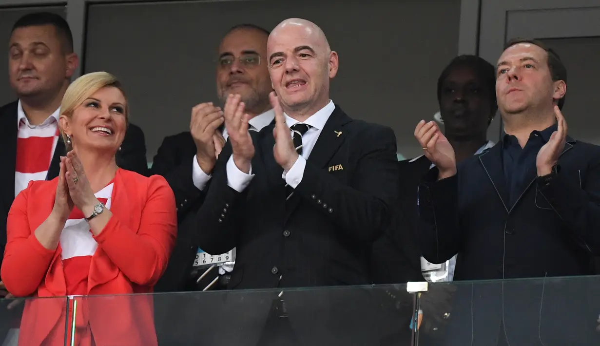 Presiden Kroasia, Kolinda Grabar-Kitarovic bersama Presiden FIFA Gianni Infantino dan Perdana Menteri Rusia, Dmitry Medvedev menyaksikan perempat final Piala Dunia 2018 antara negaranya melawan Rusia di Fisht Stadium, Sabtu (7/7). (AFP/Kirill KUDRYAVTSEV)