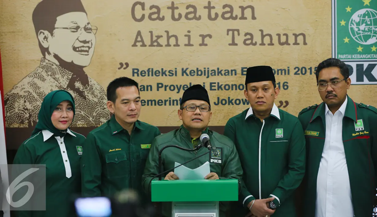 Ketua Umum PKB, Muhaimin Iskandar memberikan catatan akhir tahun di Kantor DPP PKB, Jakarta, (28/12). Dalam kesempatan itu PKB menyampaikan refleksi kebijakan ekonomi 2015 dan proyeksi ekonomi 2016 pemerintahan Jokowi-JK. (Liputan6.com/Faizal Fanani)