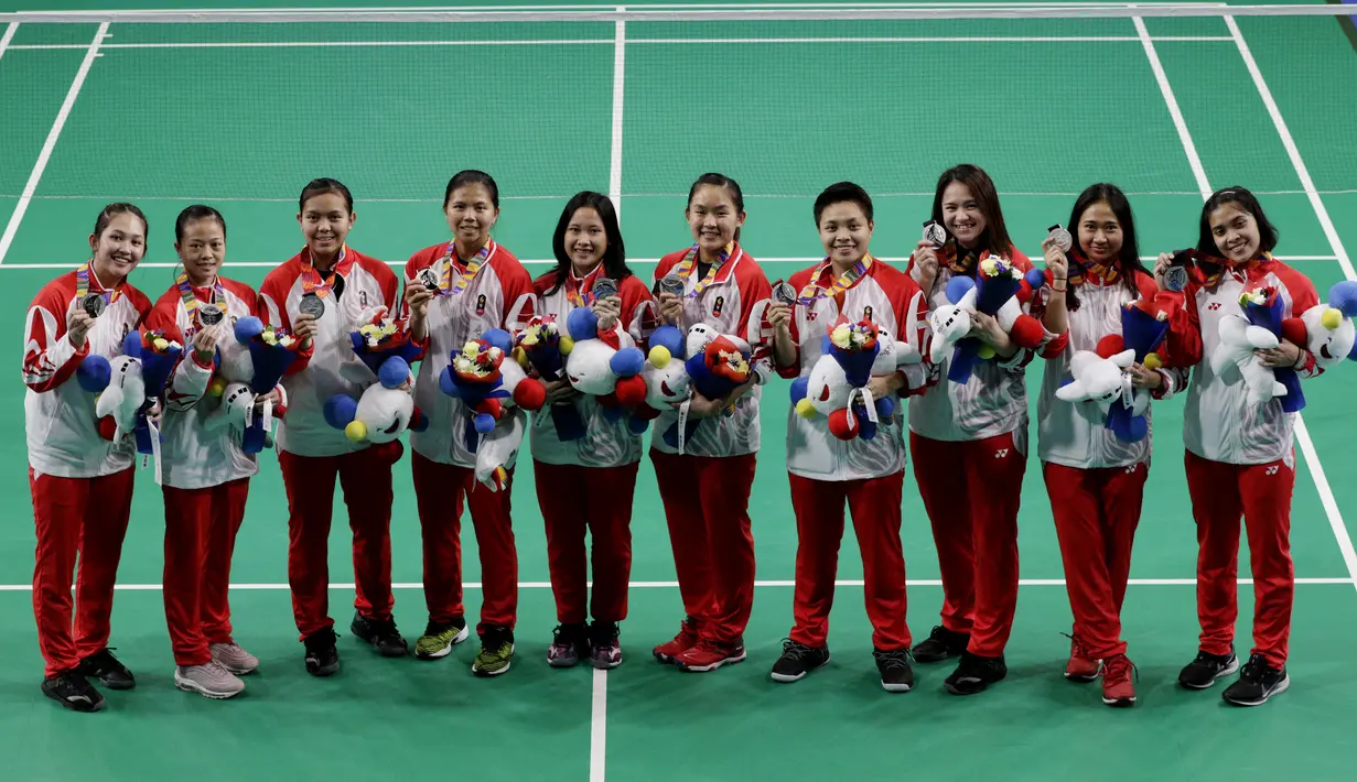 Tim bulutangkis putri Indonesia berpose saat menerima medali perak pada SEA Games 2019 di Muntinlupa Sports Complex, Manila, Selasa (3/12). Indonesia kalah 1-3 dari Thailand. (Bola.com/M Iqbal Ichsan)
