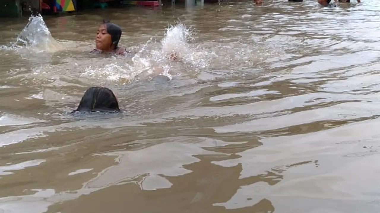 Hujan yang mengguyur Kota Tangerang semalaman membuat Komplek Kunciran Mas Permai, Pinang banjir.