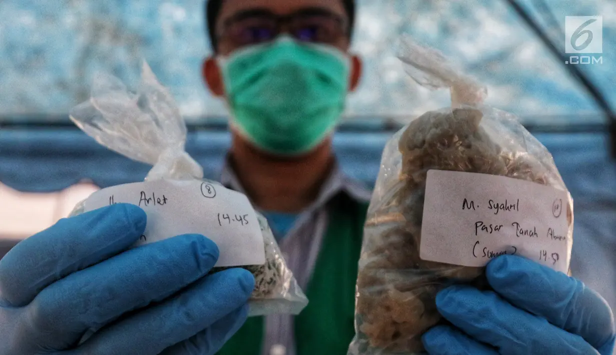 Petugas BPOM DKI Jakarta menunjukkan sampel makanan dari pedagang takjil di Pasar Takjil Bendungan Hilir, Jakarta, Rabu (8/5/2019). Pemeriksaan Takjil ini guna mencegah pedagang makanan yang masih nakal menggunakan zat berbahaya yang di campur dalam makananya. (Liputan6.com/Johan Tallo)
