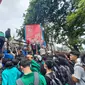 Massa aksi berusaha menjebol gedung DPRD Sumatera Barat dengan memanjat pagar.&nbsp; (Liputan6.com/ Novai Harlina)