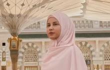 6 Potret Cantik Yunita Siregar Umrah Bareng Fita Anggraini, Tampil Beda dengan Gamis dan Hijab Pink
