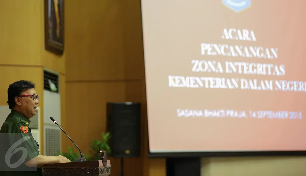 Menteri Dalam Negeri Tjahjo Kumulo memberikan pidato saat Pencanangan dan Penandatanganan Piagam Zona Integritas di Kantor Kemendagri, Jakarta, Senin (14/9/2015). Kemendagri menjadi Proyek percontohan Zona Integritas. (Liputan6.com/Faizal Fanani)