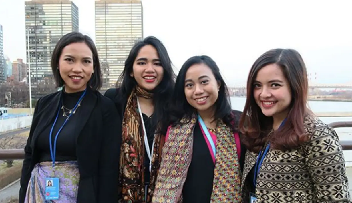 Ekspresi saat artis Tasya Kamila (kanan) berpose dengan beberapa orang usai mengikuti ECOSOC Youth Forum. Tasya sangat menekankan aksi nyata para pemuda untuk negaranya. (Instagram/tasyakamila)