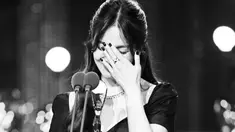 Song Hye Kyo saat hendak memberi pidato kemanganannya di Blue Dragon Series Awards 2023