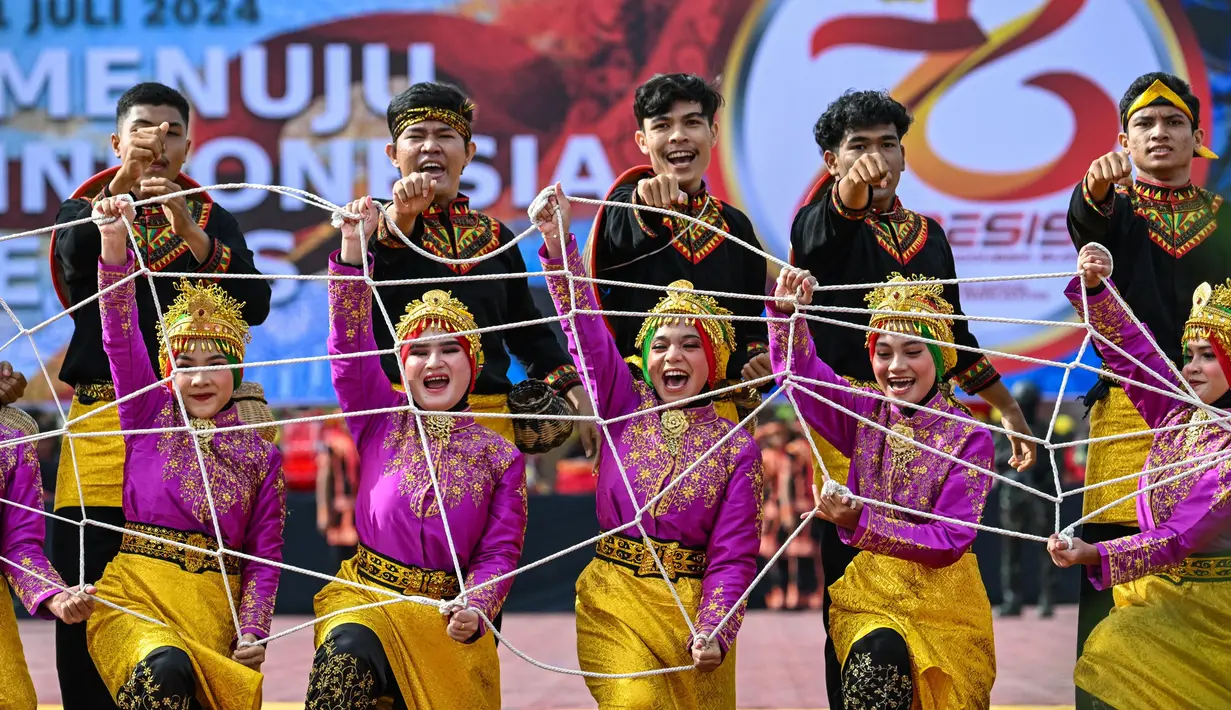 Mulai dari defile pasukan Korps Brimob Polri hingga tari-tarian khas daerah. (CHAIDEER MAHYUDDIN/AFP)