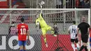 Di sepuluh menit terakhir Argentina mampu menampilkan pertahanan yang solid dalam meredam serangan Cile. Di antaranya adalah penyelamatan gemilang Emiliano Martinez yang mampu menahan tandukan Ben Brereton dari jarak dekat. (AFP/Pool/Javier Torres)
