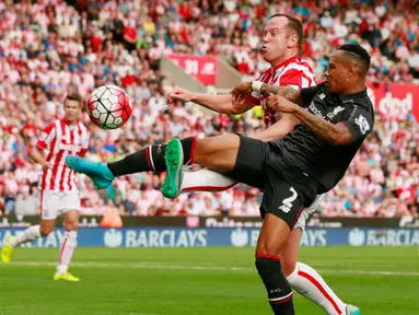 Bek Liverpool, Nathaniel Clyne berebut bola dengan gelandang Stoke City, Charlie Adam pada Liga Premier Inggris di Britannia Stadium, Minggu (9/8/2015).Liverpool menang atas Stoke City dengan skor 1-0. (Reuters/Jason Cairnduff)