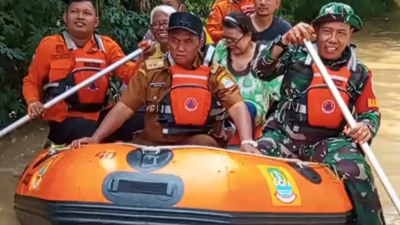 Prajurit TNI Kodim 0507 evakuasi warga terjebak banjir di Bekasi