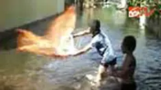 Di Bone, Sulawesi Selatan, Jum'at (30/7), banjir masih merendam ribuan rumah di tiga kecamatan. Warga yang sudah kehabisan makanan terpaksa mencari ikan dari genang air untuk dikonsumsi. 