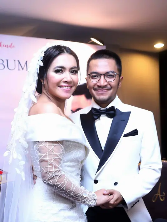 Sebuah kejutan bagi penggemar penyanyi Ihsan Tarore dan Denada. Pasangan kekasih ini baru saja meluncurkan album duet Romantic Journey. Keduanya bak pengantin diatas pangung. (Nurwahyunan/Bintang.com)