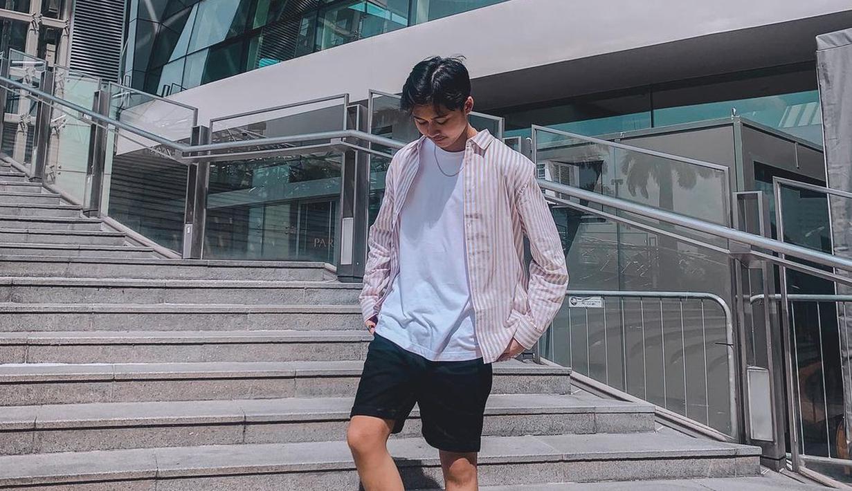 <p>Rizwan Fadilah Adriansyah yang juga akrab disapa Njan putra ketiga komedian Sule kerap mengunggah penampilannya di Instagram dengan beragam gaya fashion style-nya. (Instagram/rizwanfadilah.a.s)</p>
