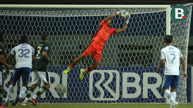 Penjaga gawang Persikabo 1973, Syahrul Trisna Fadillah berhasil menangkap bola dari tendangan pemain Persib Bandung dalam laga pekan ke-5 BRI Liga 1 2021/2022 di Stadion Wibawa Mukti, Cikarang, Senin (27/9/2021). Kedua tim bermain imbang 0-0. (Bola.com/Ik