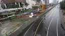 Hujan yang mengguyur Ibukota sejak semalam hingga pagi membuat kawasan CFD sepi pengunjung, Jakarta, Minggu (28/2/2016). Tampak sejumlah warga tetap berktivitas di kawasan CFD. (Liputan6.com/Immanuel Antonius)